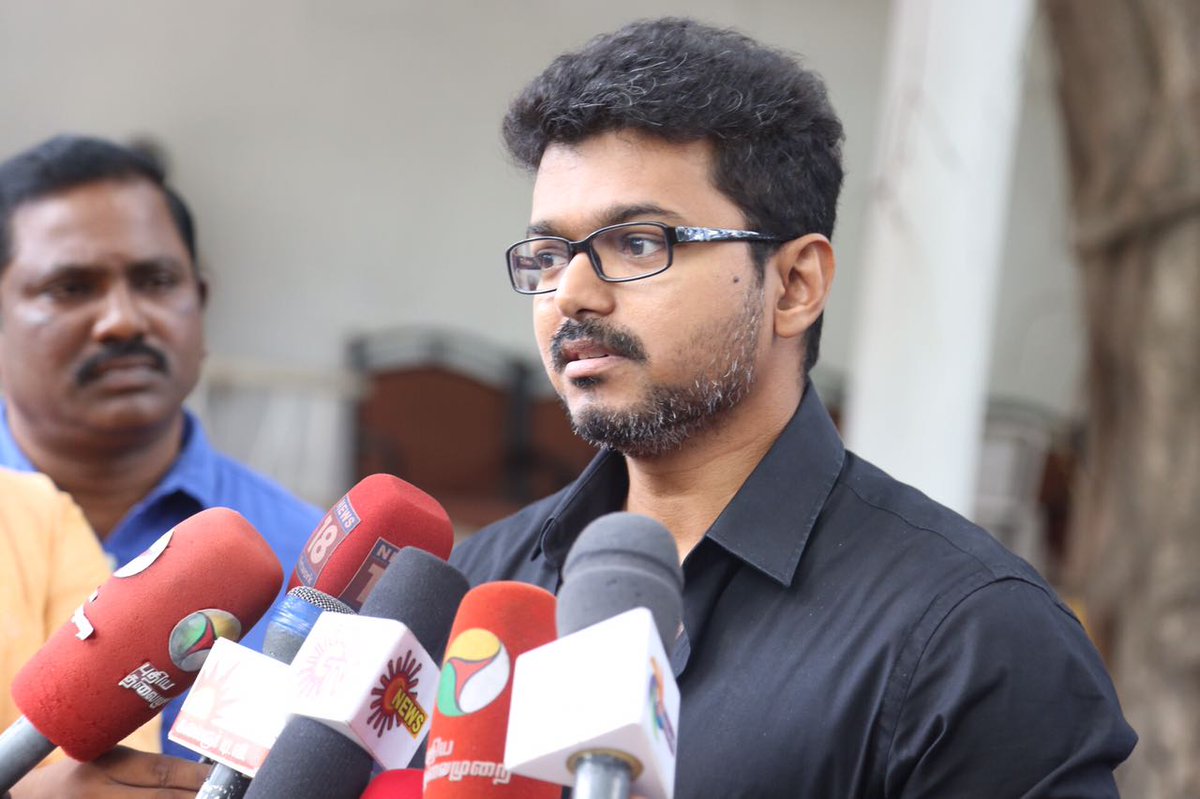 கருப்பு பணத்தை ஒழிப்பதற்காக ” மக்களுக்கு ஆதரவாக குரல் கொடுத்த முதல் இந்திய நடிகர் ஆவார் – விஜய்