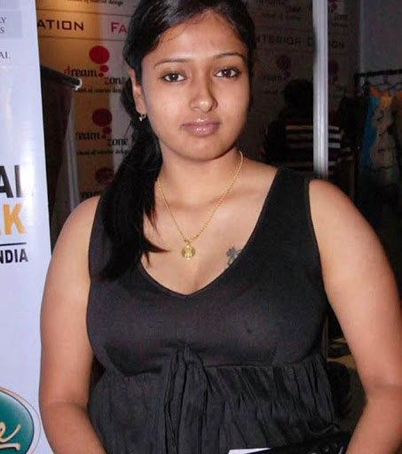 காயத்திரியை கழுவி கழுவி ஊத்திய பிந்து மாதவி