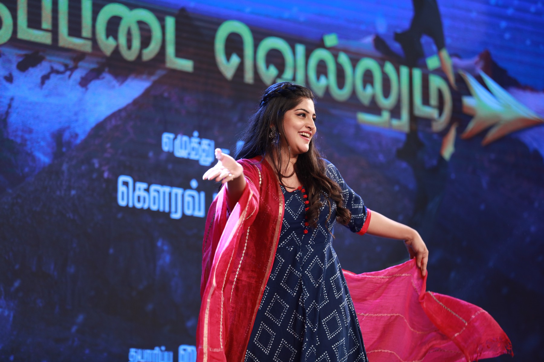 ‘இப்படை வெல்லும்’ இசை வெளியீட்டு விழாவில் நடனம் ஆடி ரசிகர்களை உற்சாகப்படுத்திய மஞ்சிமா மோகன்