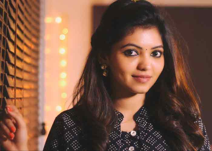 இரண்டு இயக்குநர்களுக்கு இடையே மாட்டிக் கொண்ட அதுல்யா ரவி