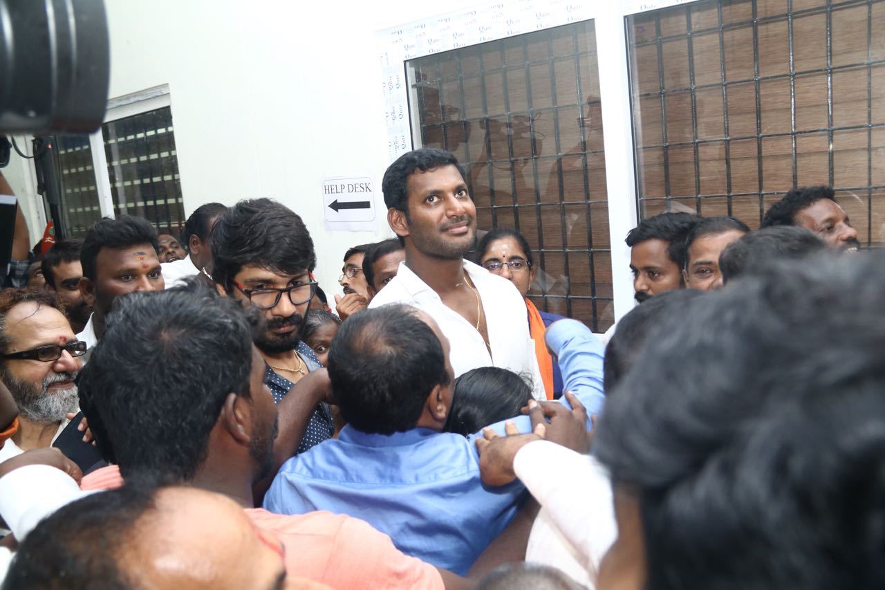 ஆர்.கே.நகர் இடைத்தேர்தல்: விஷாலின் வேட்புமனு மீண்டும் ஏற்பு