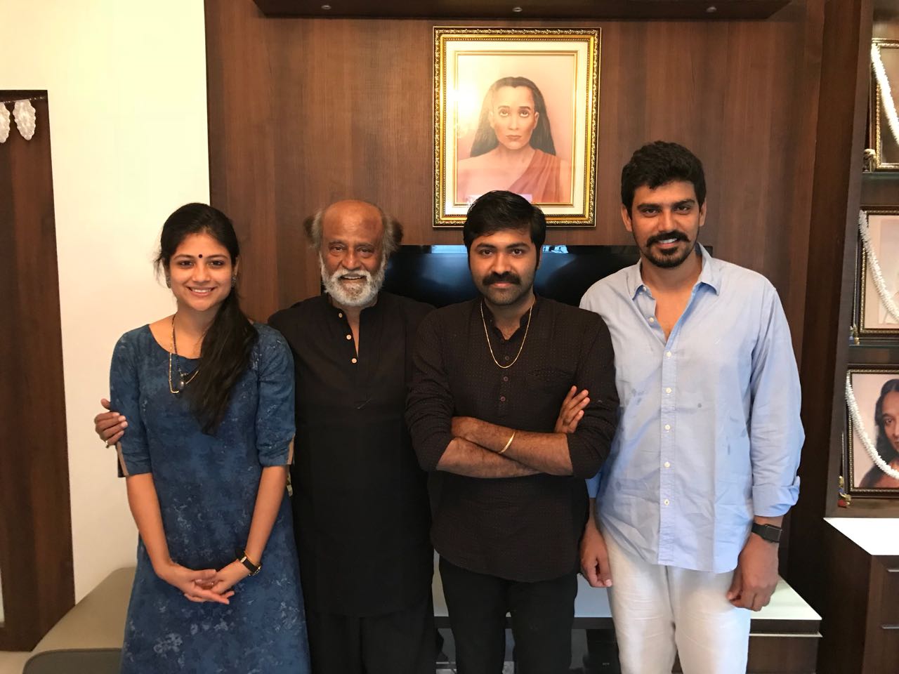 அருவி திரைப்படத்தின் இயக்குனர் மற்றும் நாயகிக்கு  தங்கசெயினை பரிசாக வழங்கினார் சூப்பர்ஸ்டார் ரஜினிகாந்த் !