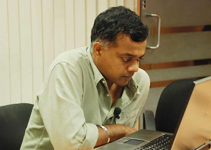 விக்ரம் வேதா நடிகருக்கு கை கொடுத்த கவுதம் மேனன்