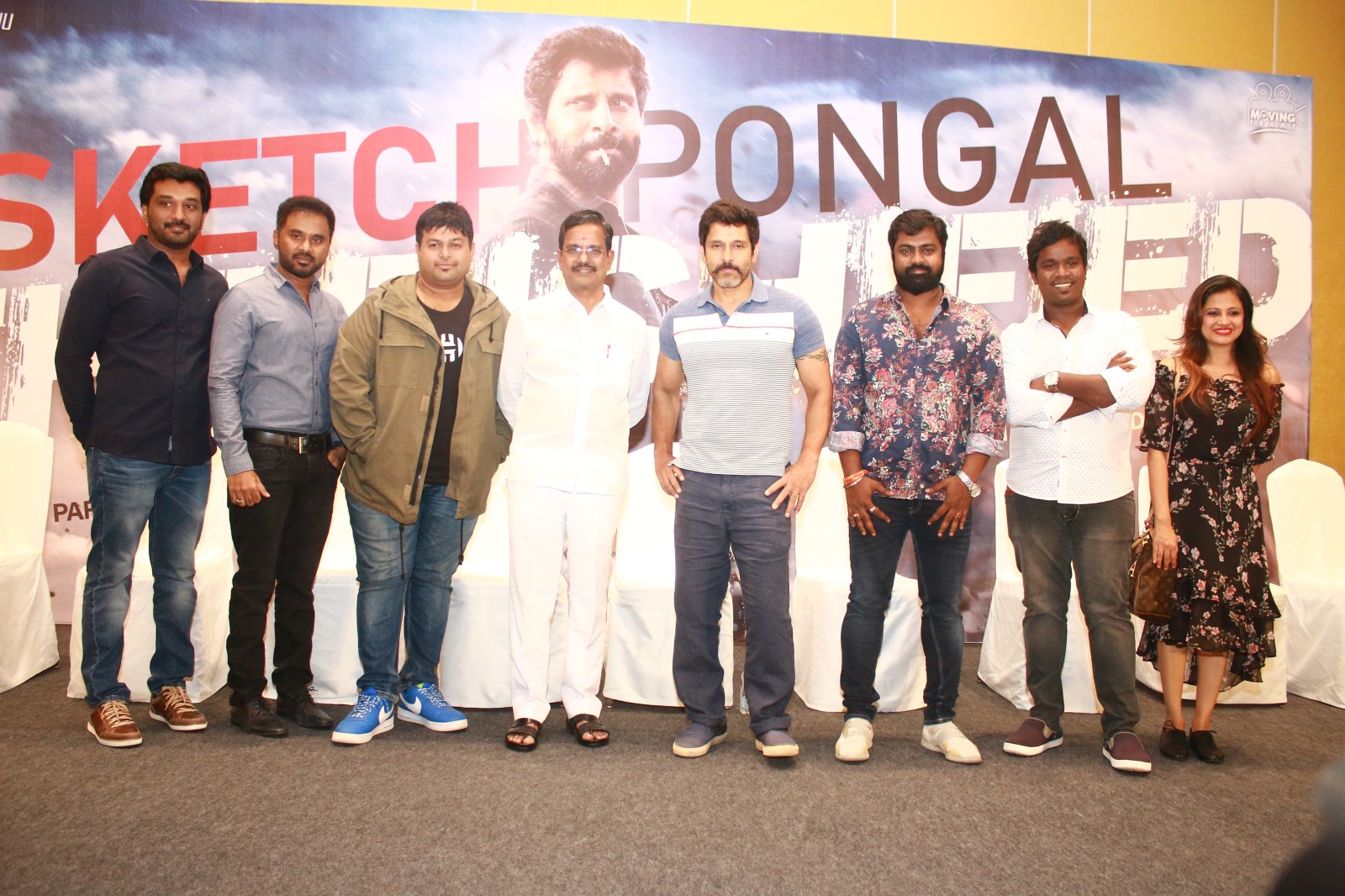 ‘ஸ்கெட்ச்’ வெற்றி விழாவில்  இயக்குனர் விஜய் சந்தரை பாராட்டிய விக்ரம்