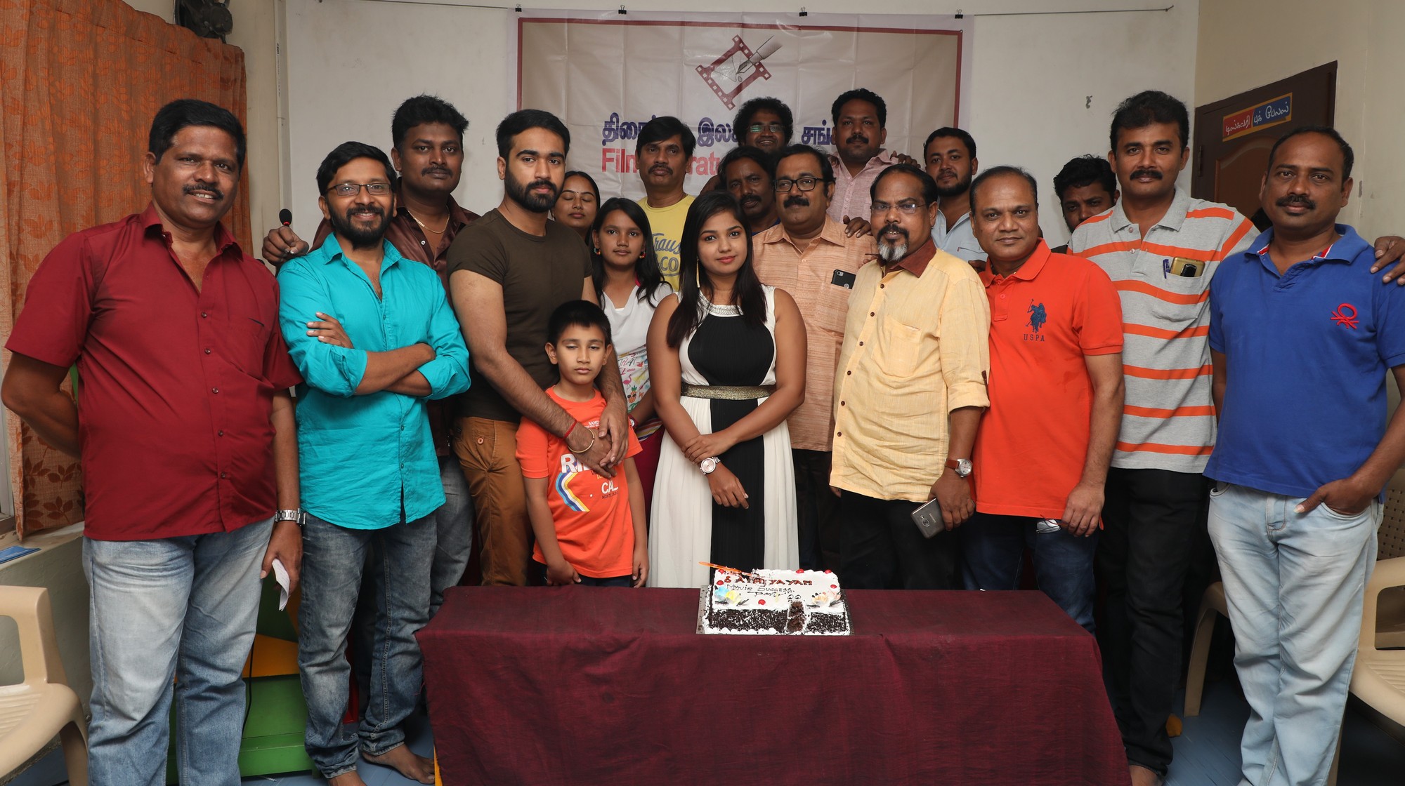 ‘6 அத்தியாயம்’  வெற்றியை கேக் வெட்டி கொண்டாடிய  படக்குழுவினர்…!