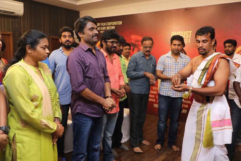 விஜய் ஆன்டனி மற்றும் நிவேதா பெத்து ராஜ் நடிக்கும் திமிருப்பிடிச்சவன் பூஜையுடன் துவங்கியது