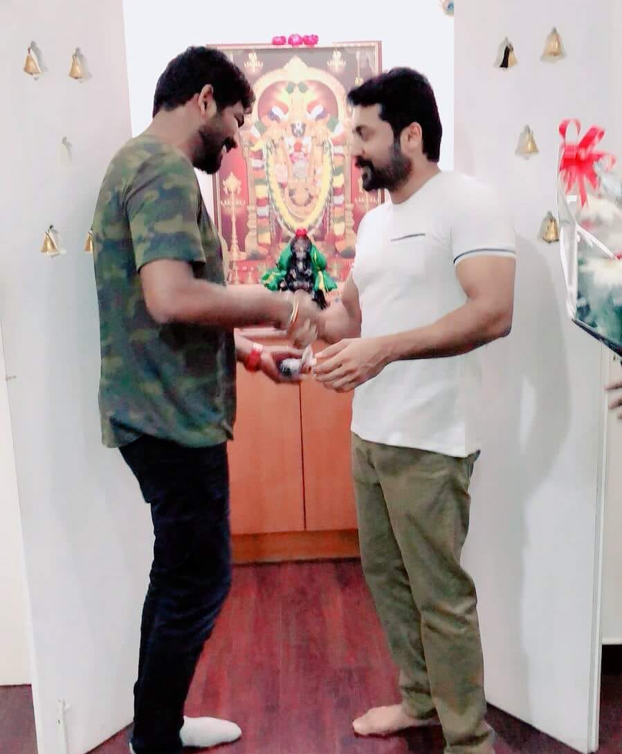 இயக்குனர் விக்னெஷ் சிவனுக்கு கார் பரிசு கொடுத்த சூர்யா கோவதில் கோலிவுட்