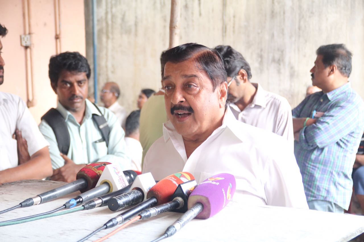 மறைந்த எழுத்தாளர் பாலகுமாரன் அவர்களுக்கு நடிகர் சிவகுமார் இறுதி மரியாதை செலுத்தினார்