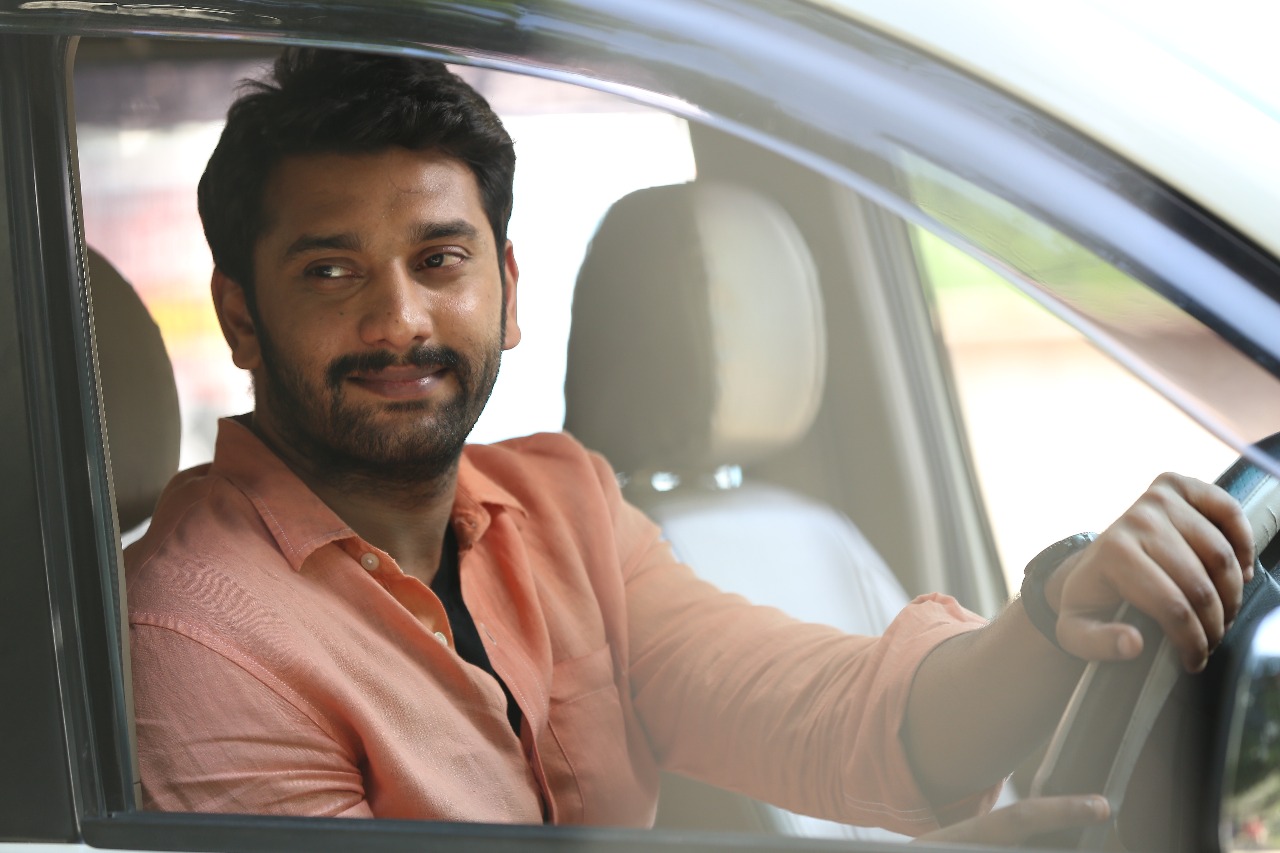 சீட்டின் நுனிக்கு வர வைத்து கண்களை இமைக்காமல்  பார்க்க வைக்கும் இரவுக்கு ஆயிரம் கண்கள்