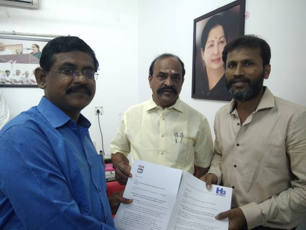 ​அமைச்சர் கடம்பூர் ராஜுவிடம் மனு கொடுத்த ‘ஒரு குப்பைக் கதை’ மற்றும் ‘மனுசனா நீ’ தயாரிப்பாளர்கள்!
