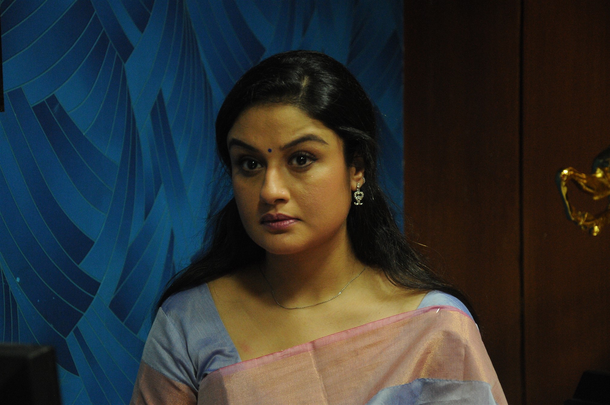 “ உன்னால் என்னால் “படத்தில் அதிரடி வில்லியாக களமிறங்கிய சோனியா அகர்வால்