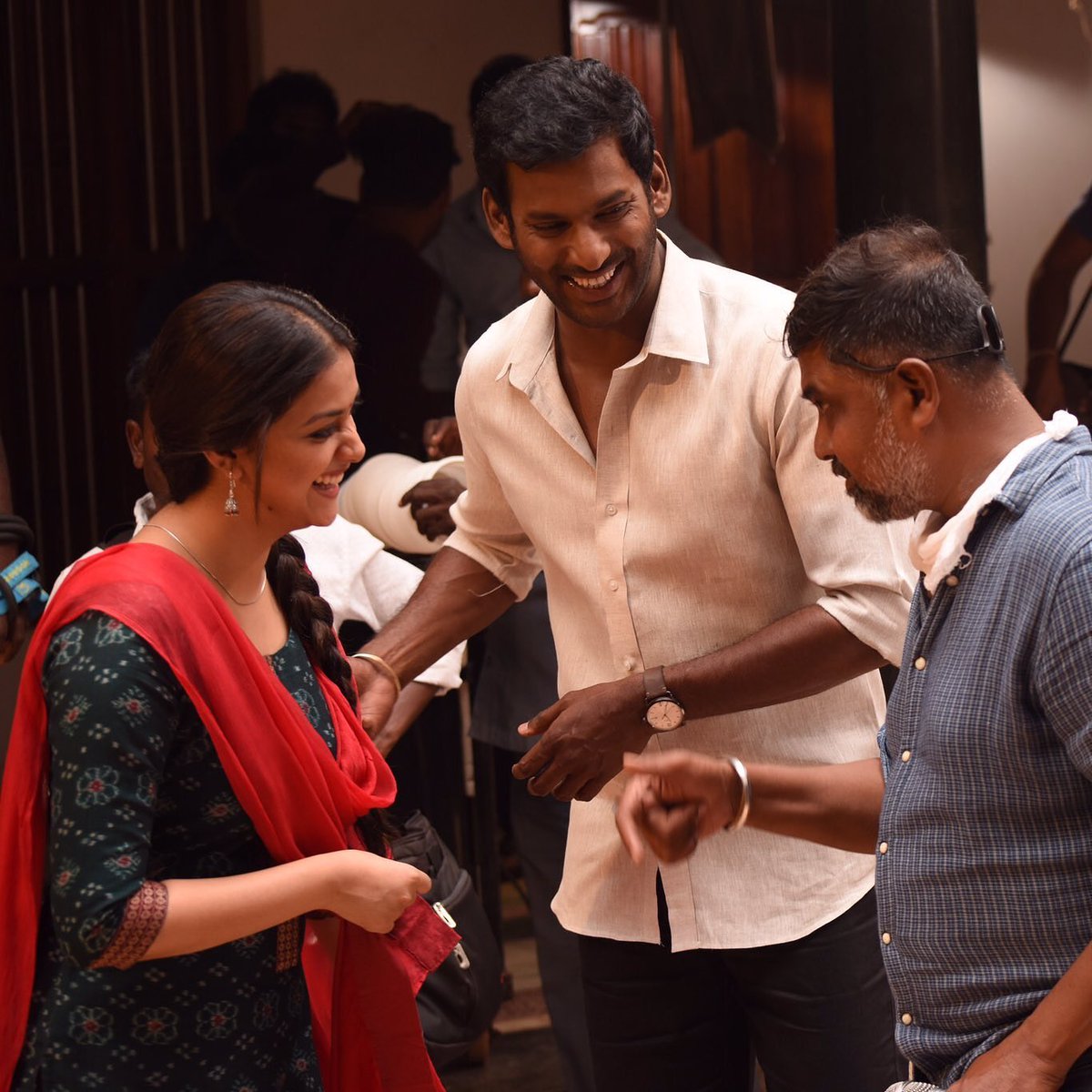 ‘சண்டக்கோழி 2’ படக்குழுவுக்கு தங்கம் வழங்கிய விஷால் மற்றும் இயக்குனர் லிங்குசாமி !