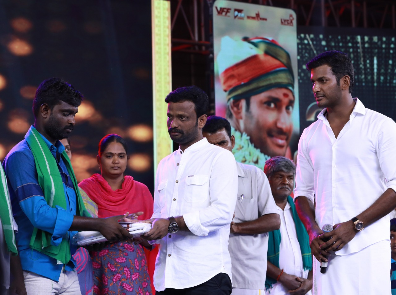 விவசாயிகள் சேற்றில் கால் வைத்தால் தான் நாம் சோற்றில் கை வைக்க முடியும் – விஷால்