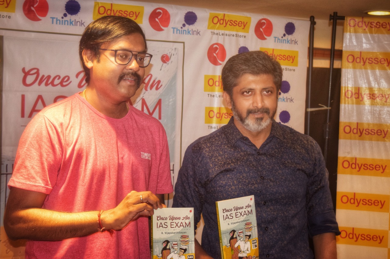 “Once upon an IAS exam” புத்தகத்தை வெளியிட்ட மோகன் ராஜா