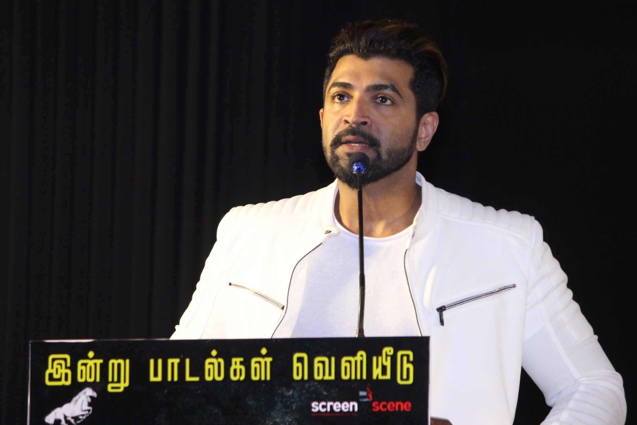 மனைவியிடம் ஓகே வாங்கி ‘லிப்லாக்’ காட்சியில் நடித்த அருண் விஜய்
