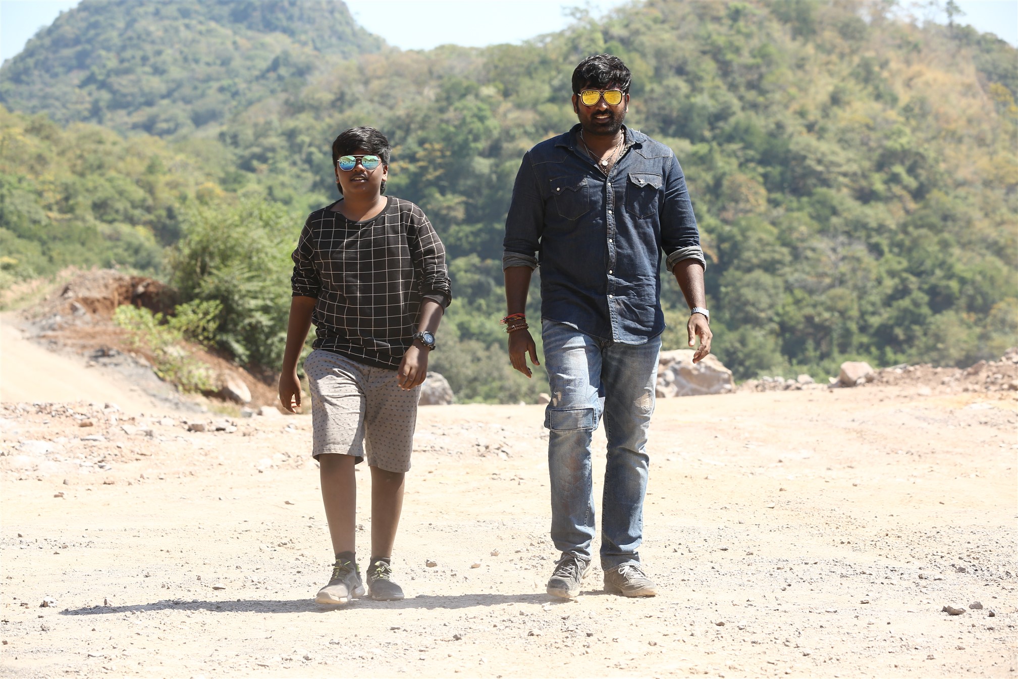 முதன் முறையாக விஜய்சேதுபதியுடன் அவரது மகன் சூர்யா இணைந்து நடித்துள்ள “ சிந்துபாத் “