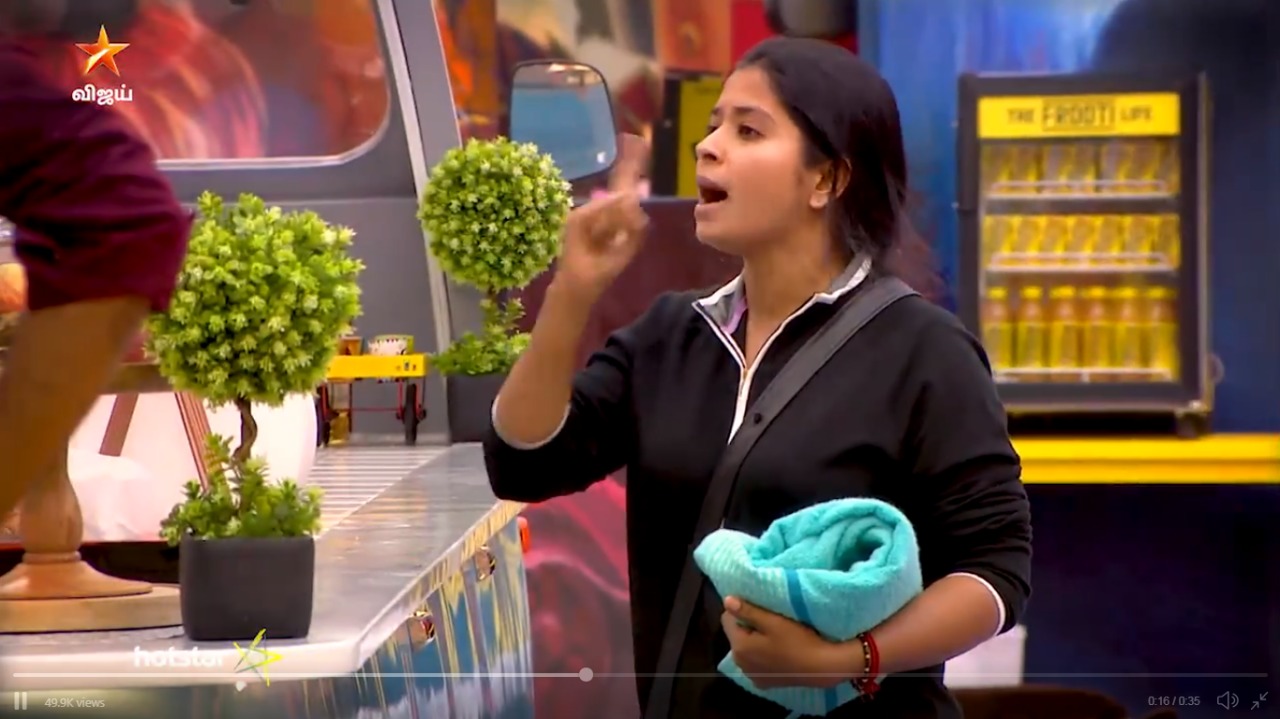 பிக்பாஸ் வீட்டில் ஆண்கள் பெண்களை அடிமையாக நடத்துகிறார்கள் மதுமிதா அதிரடி