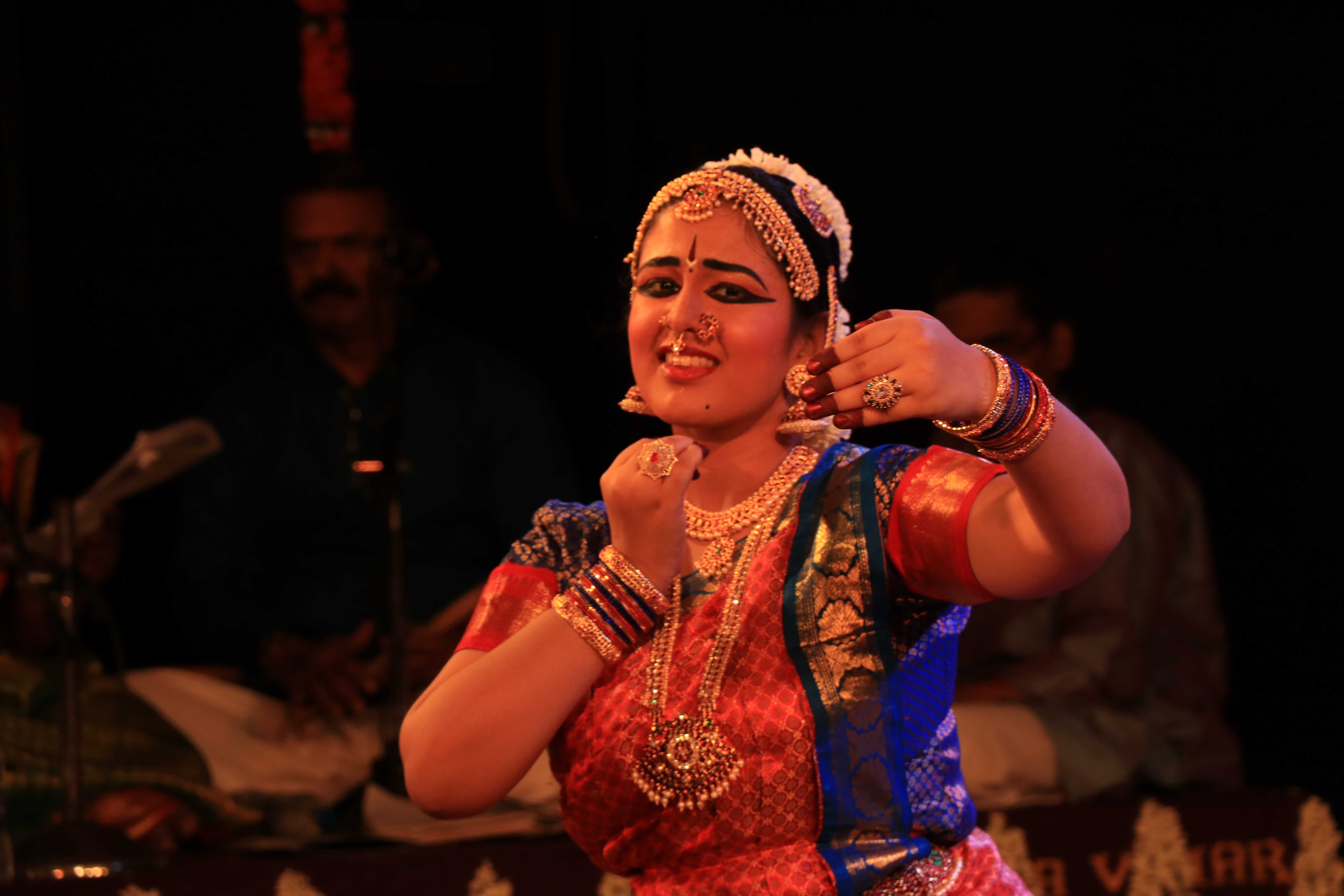 சென்னை கிருஷ்ணா கான சபாவில் செல்வி அக்ஷயா ராஜேஸ்வரியின் பரதநாட்டிய அரங்கேற்றம் !!