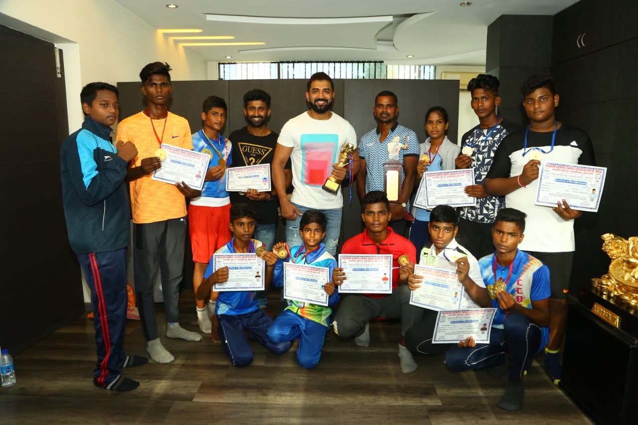 தேசிய அளவில் மெடல்கள் பெற்ற 20 தமிழ்நாடு குத்துச்சண்டை வீரர்களுடன்  அருண் விஜயின் திடீர் சந்திப்பு