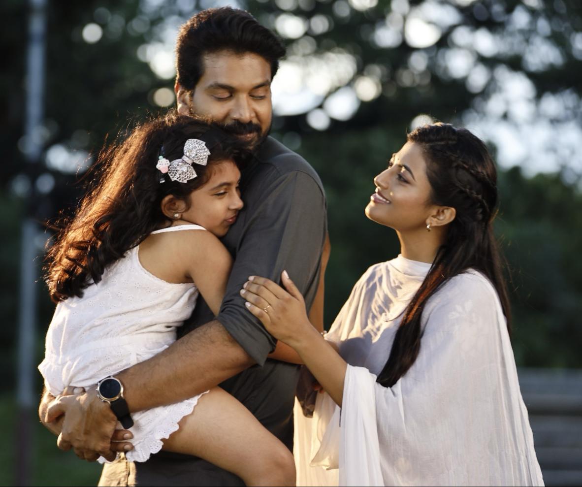 *நடிகை கயல் ஆனந்தியின் ‘ஒயிட் ரோஸ்’ படம் ஏப்ரல் 5, 2024 அன்று வெளியாகிறது!