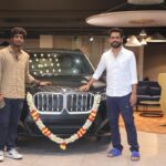 தயாரிப்பாளர் மகேஷ் டூரிஸ்ட் ஃபேமிலி’  இயக்குநர்  அபிஷன் ஜீவிந்த்திற்கு  கல்யாண பரிசாக,  கார் வழங்கியுள்ளார்