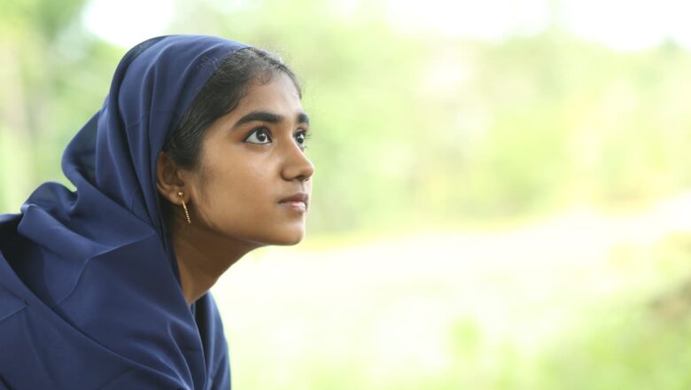 “ஒரு பார்வையில் பேசும் ‘நிலா’: ‘ஹபீபி’ மூலம் புதிய பரிமாணம் காட்டும் மாளவிகா மனோஜ்!”