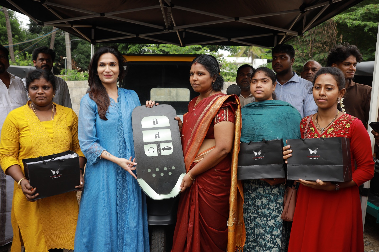 “வாழ்க்கைக்கு புதிய சக்கரம்” – நாகர்கோவிலில் பெண்கள், மாற்றுத்திறனாளிகளுக்கு உதவிக்கரம் நீட்டிய சௌந்தர்யா ரஜினிகாந்த்!