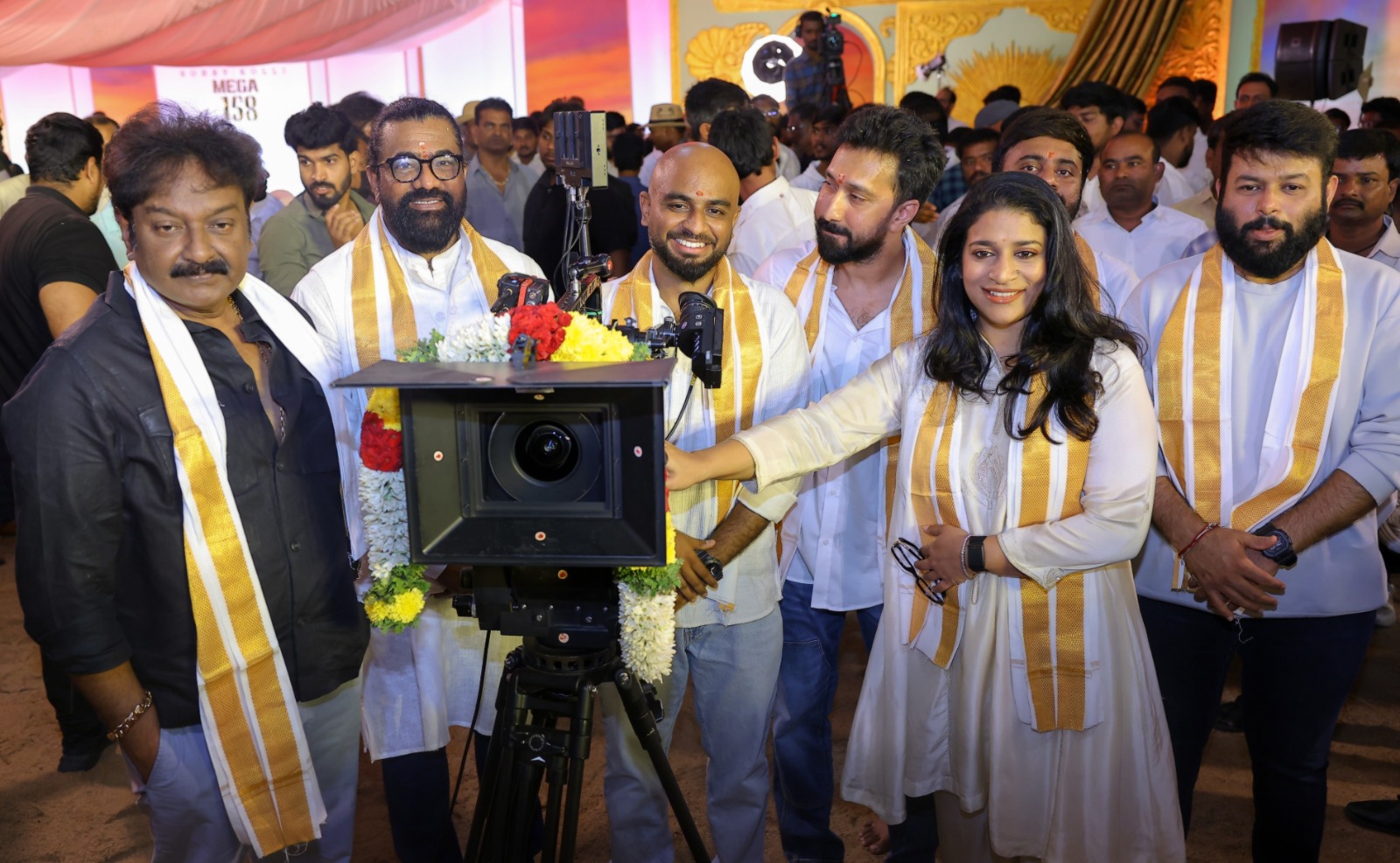 பவன் கல்யாண் முன்னிலையில் பிரம்மாண்டமாக துவங்கிய சிரஞ்சீவி – பாபி கொல்லி படம்… நாளை முதல் ரெகுலர் ஷூட்!