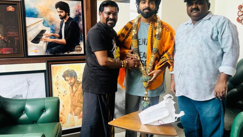 தேசிய விருது வெற்றியை கொண்டாடிய வேல்முருகன்! ஜி.வி. பிரகாஷ்குமாருக்கு காசு மாலை அணிவித்து நேரில் வாழ்த்து