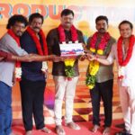 டார்க் காமெடியில் களமிறங்கும் ‘யுனிவர்ஸ் ஸ்டார் ஸ்டுடியோஸ்’… முதல் தயாரிப்பே பெரிய எதிர்பார்ப்பை ஏற்படுத்திய பூஜை விழா!