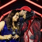 Himesh Reshammiya Stuns Audience with “Naak Se Gaaun Ya Khatarnaak Se” at a Packed Arena, Fans Respond with “Khatarnaak Se”